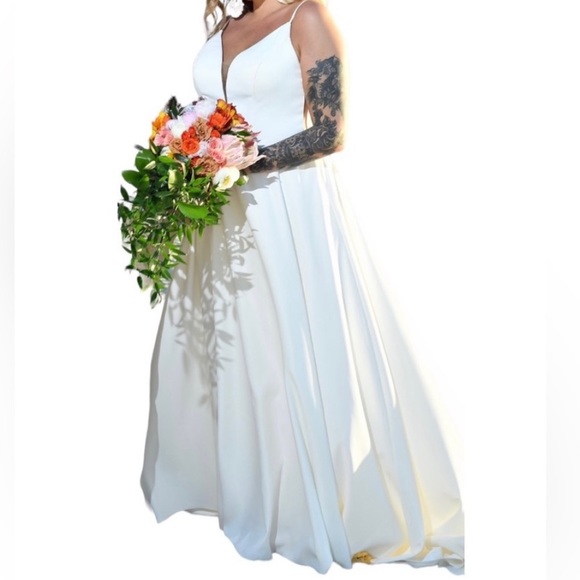 ESSENCE OF AUSTRALIA DOVE SATIN BALLGOWN WEDDING DRESS D3080 - Picture 4 of 4